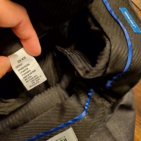 Charcoal Grey Suit - Kenneth Cole Reaction - 42R - Picture 9 of 12